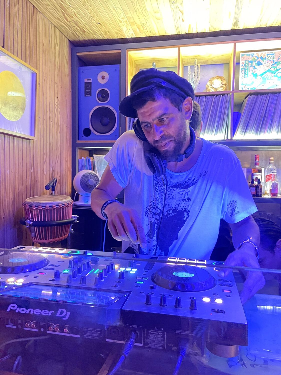 Taïb mixing at No Room under blue light